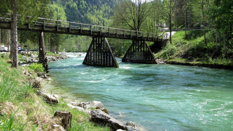 Drewniany most w górnym biegu rzeki