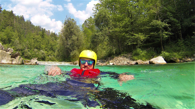 Szmaragdowa, turkusowa woda podczas raftingu w Słowenii