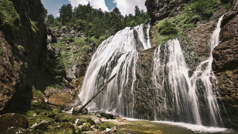 Wodospady Wasserlochklamm to atrakcyjny szlak wiodący wąwozem wzdłuż licznych kaskad.
